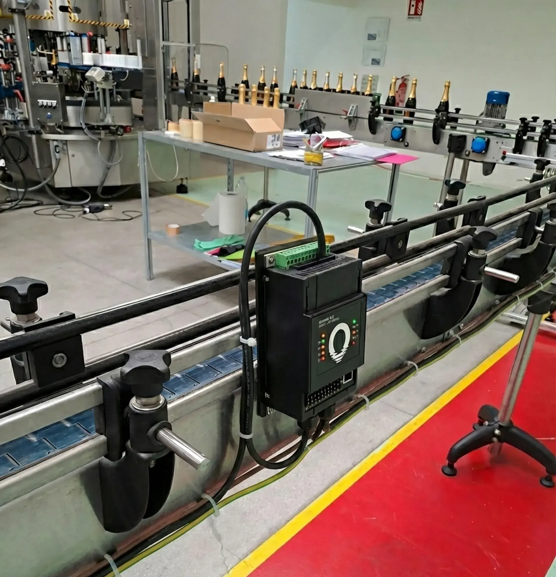 Contapezzi collegato alla linea di imbottigliamento e a Operativo